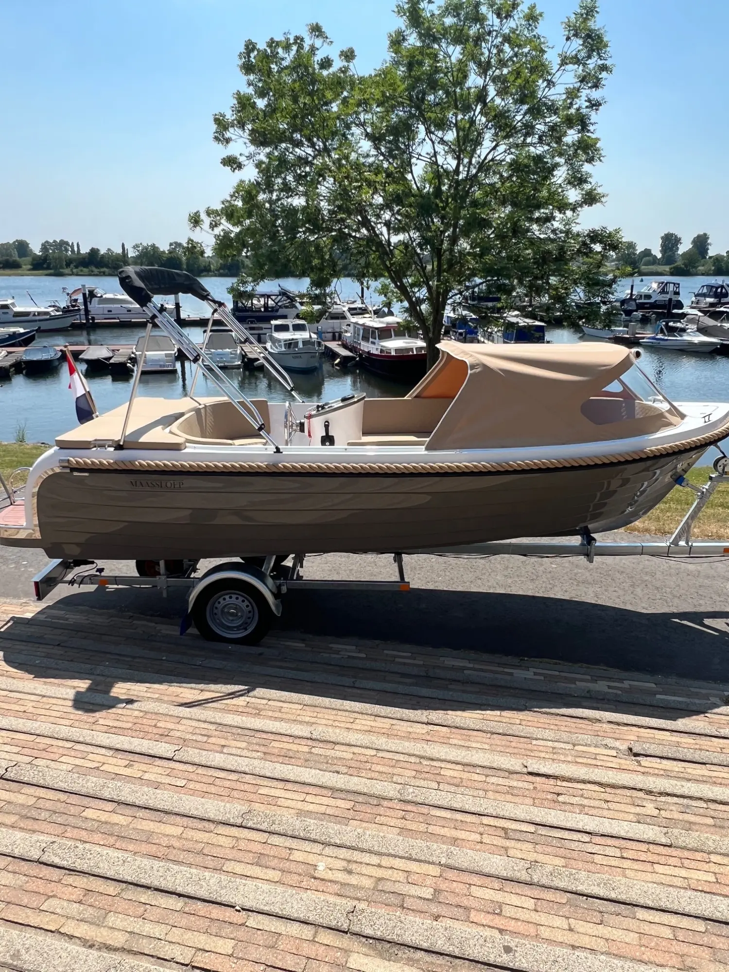 Maassloep 570 Honda 20pk nieuw kleur taup — foto 3 van 14