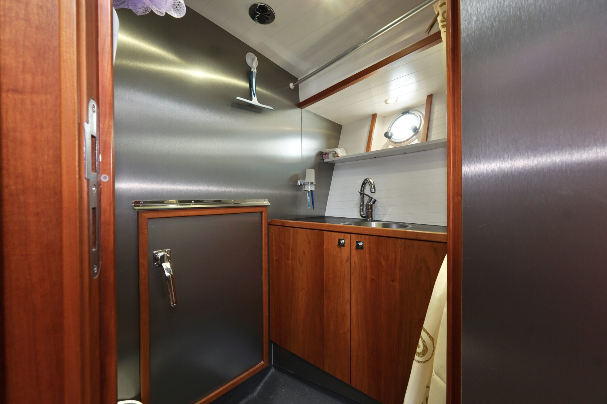 Serious Yachts Gently Low Bridge 45 Sedan — foto 40 van 74