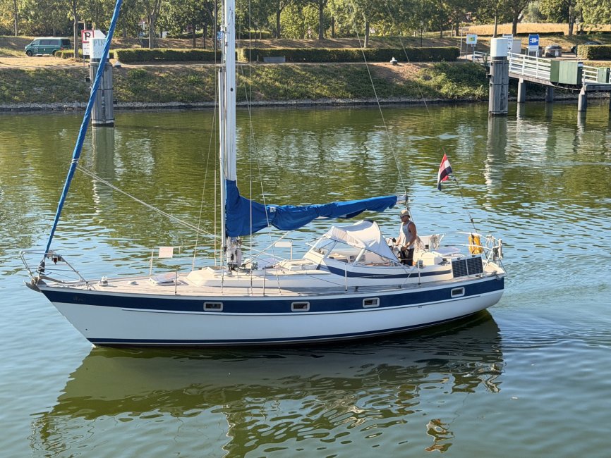 Hallberg Rassy 352 — foto 1 van 12
