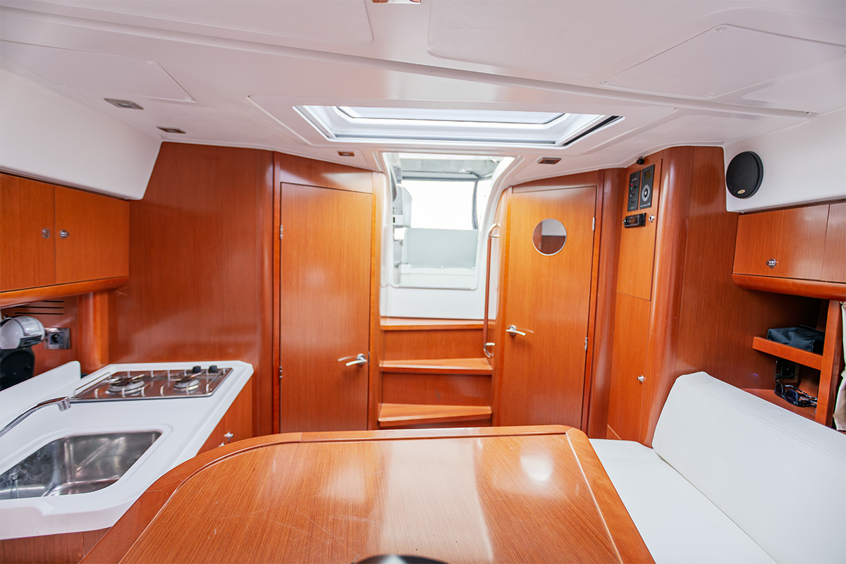 Goed onderhouden sportieve motorboot — foto 38 van 55