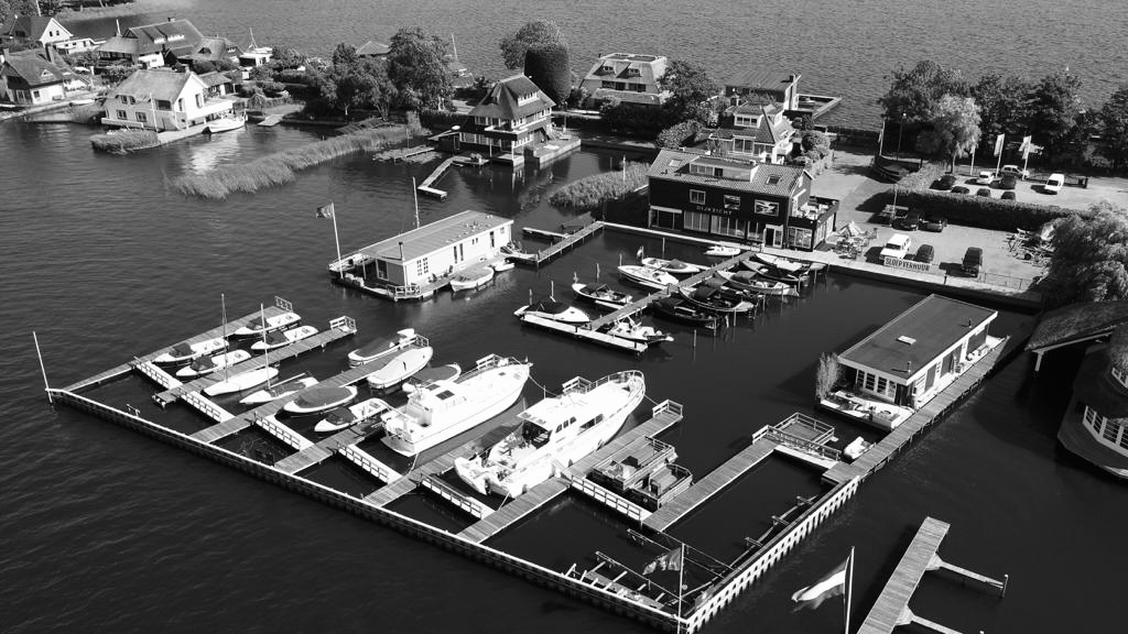 WINTERSTALLING  WATER LOOSDRECHT — foto 1 van 1