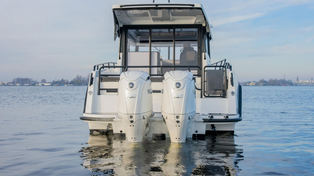 Finnmaster pilot 8 met 2x 200 pk Yamaha motoren  — foto 3 van 45