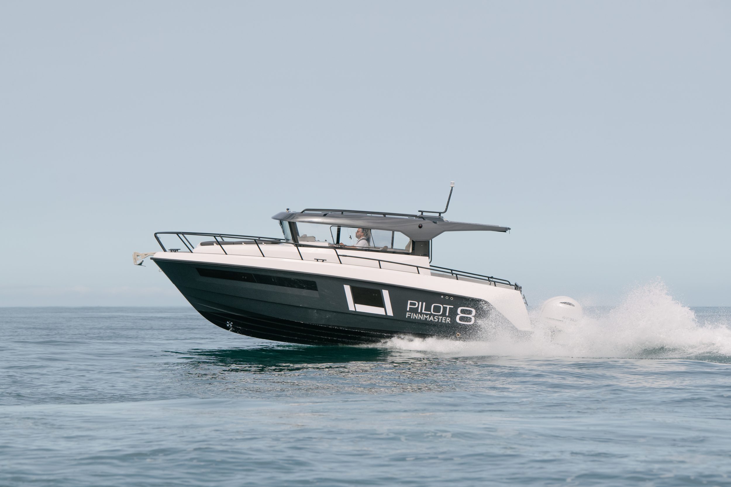 Finnmaster pilot 8 met 2x 200 pk Yamaha motoren  — foto 10 van 45