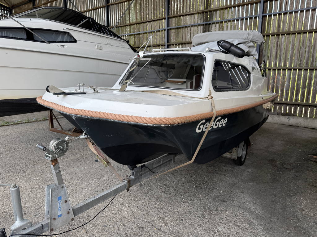 Motorboot 6m recente 15pk Honda trailer 6m kajuitboot — foto 1 van 10