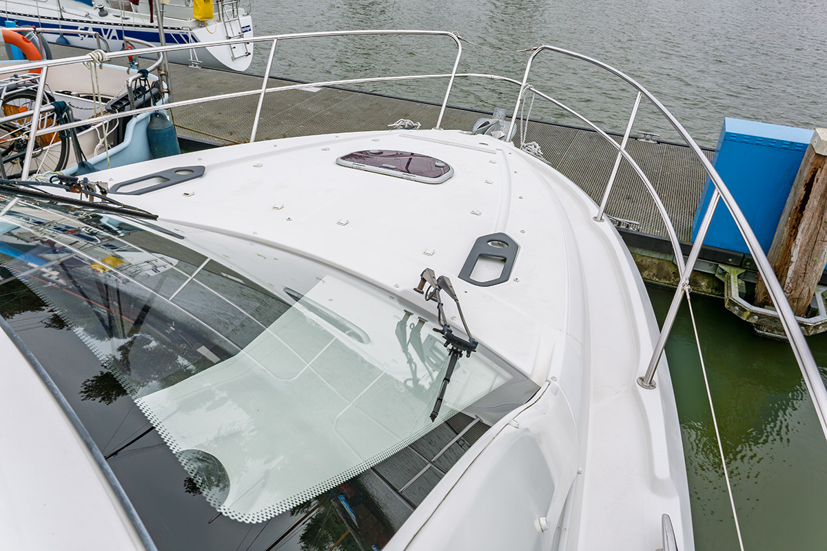 Goed onderhouden sportieve motorboot — foto 34 van 55