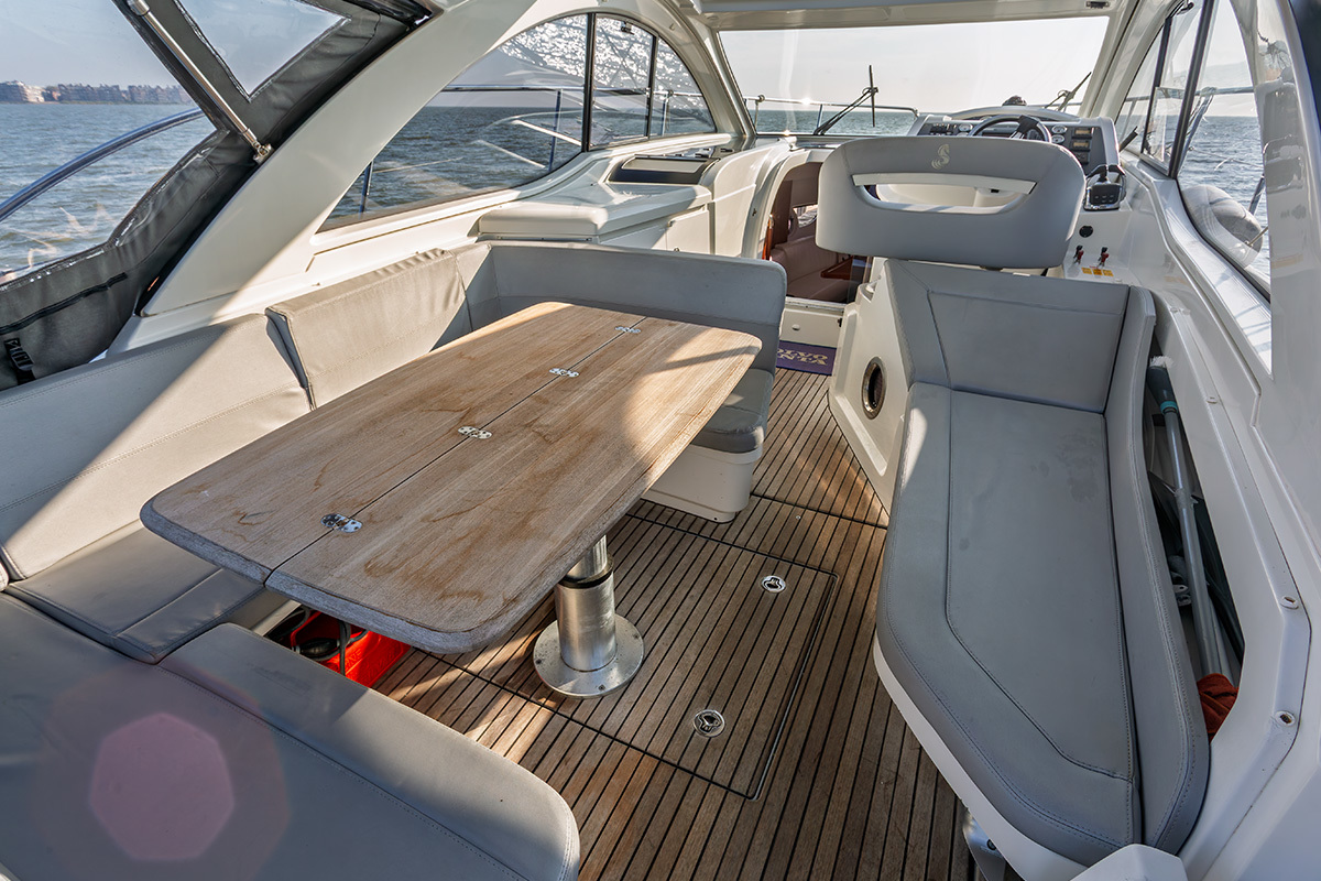 Goed onderhouden sportieve motorboot — foto 16 van 55