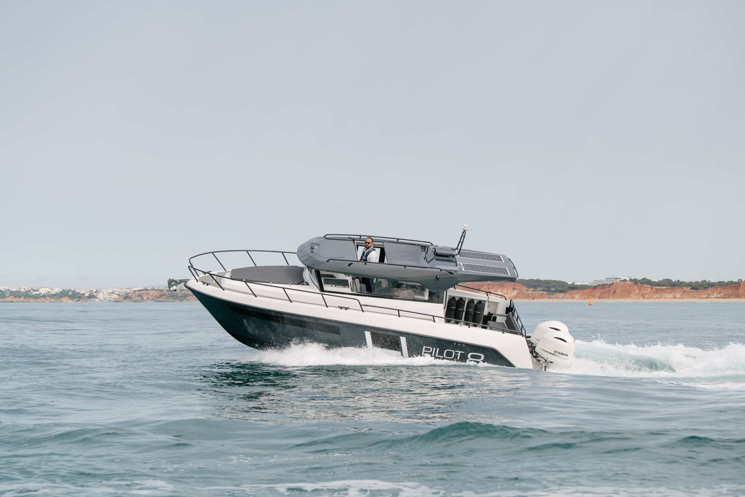 Finnmaster pilot 8 met 2x 200 pk Yamaha motoren  — foto 12 van 45