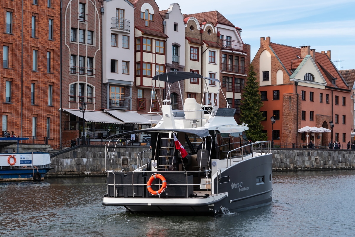 Model Cobra Yachts Futura 40 Grand Horizon — foto 3 van 12