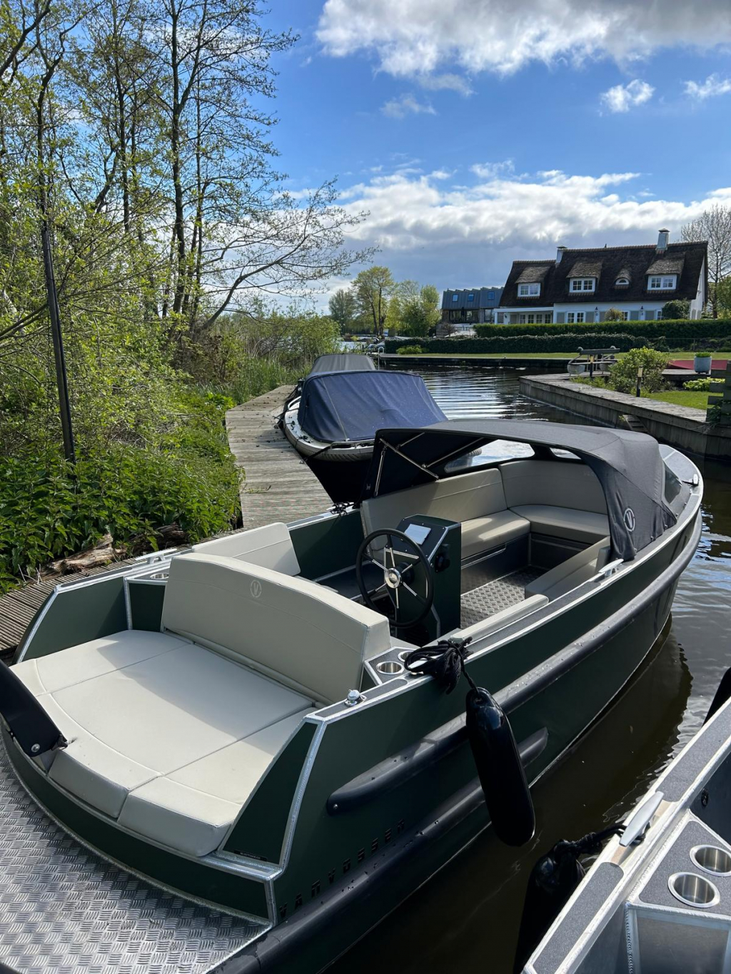 Compleet luxe uitgerust VanVossen elektrische tender met softtop en flexteak vloer — foto 3 van 8