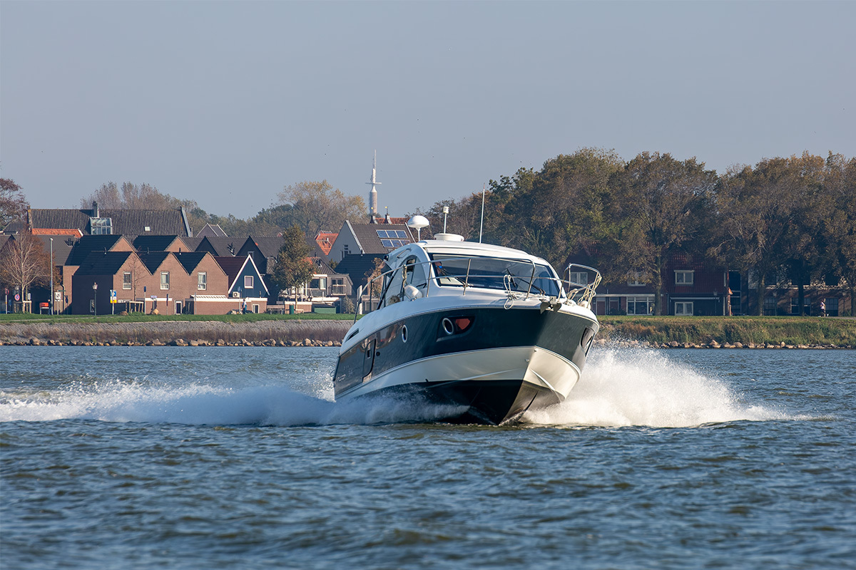 Goed onderhouden sportieve motorboot — foto 7 van 55