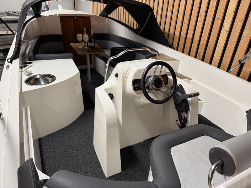 Oud Huijzer 700 Cabin 115pk Yamaha — foto 4 van 12