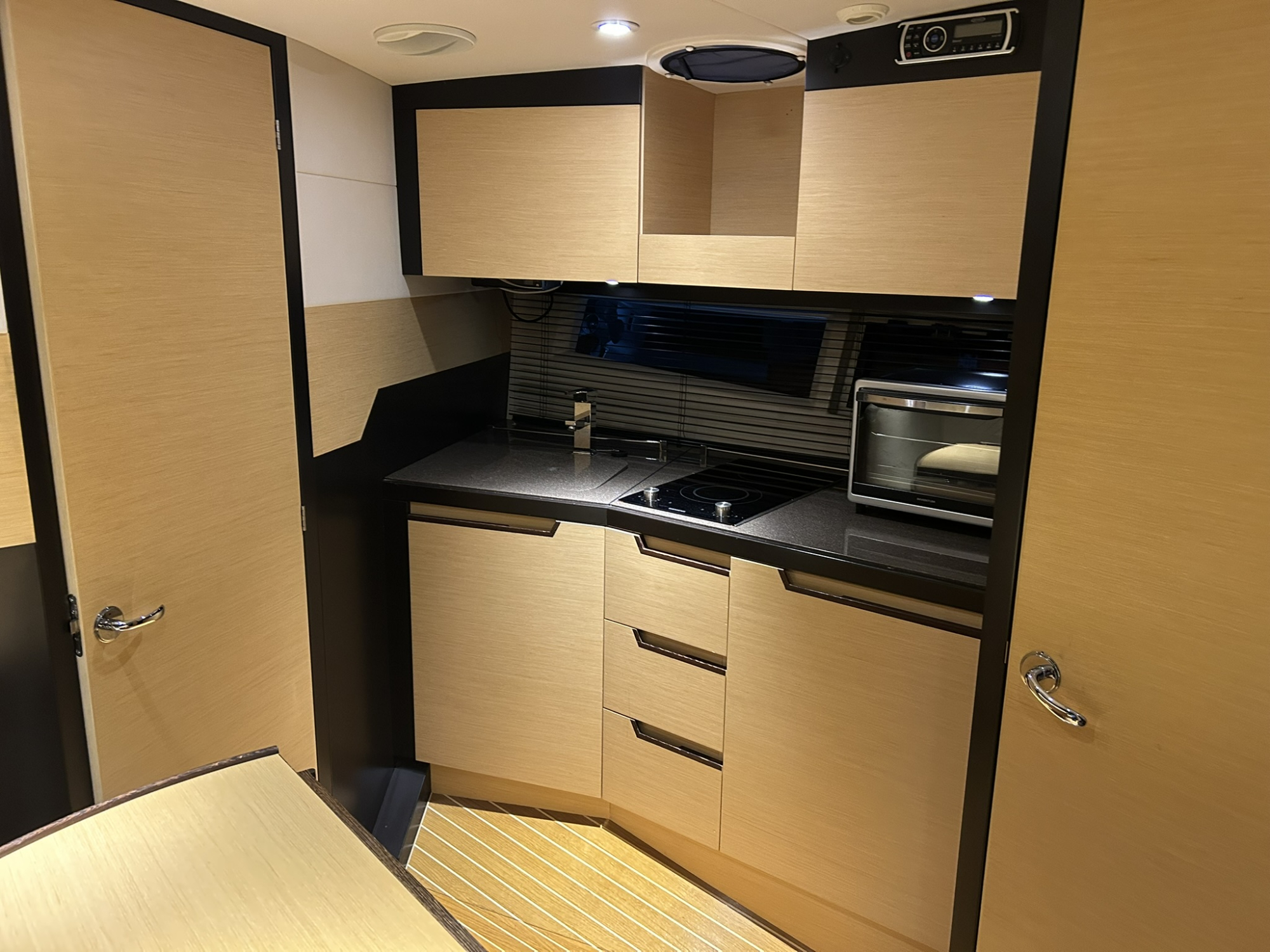 Galeon Yachts Galeon 325 HTS met Volvo Penta 370 pk — foto 13 van 17
