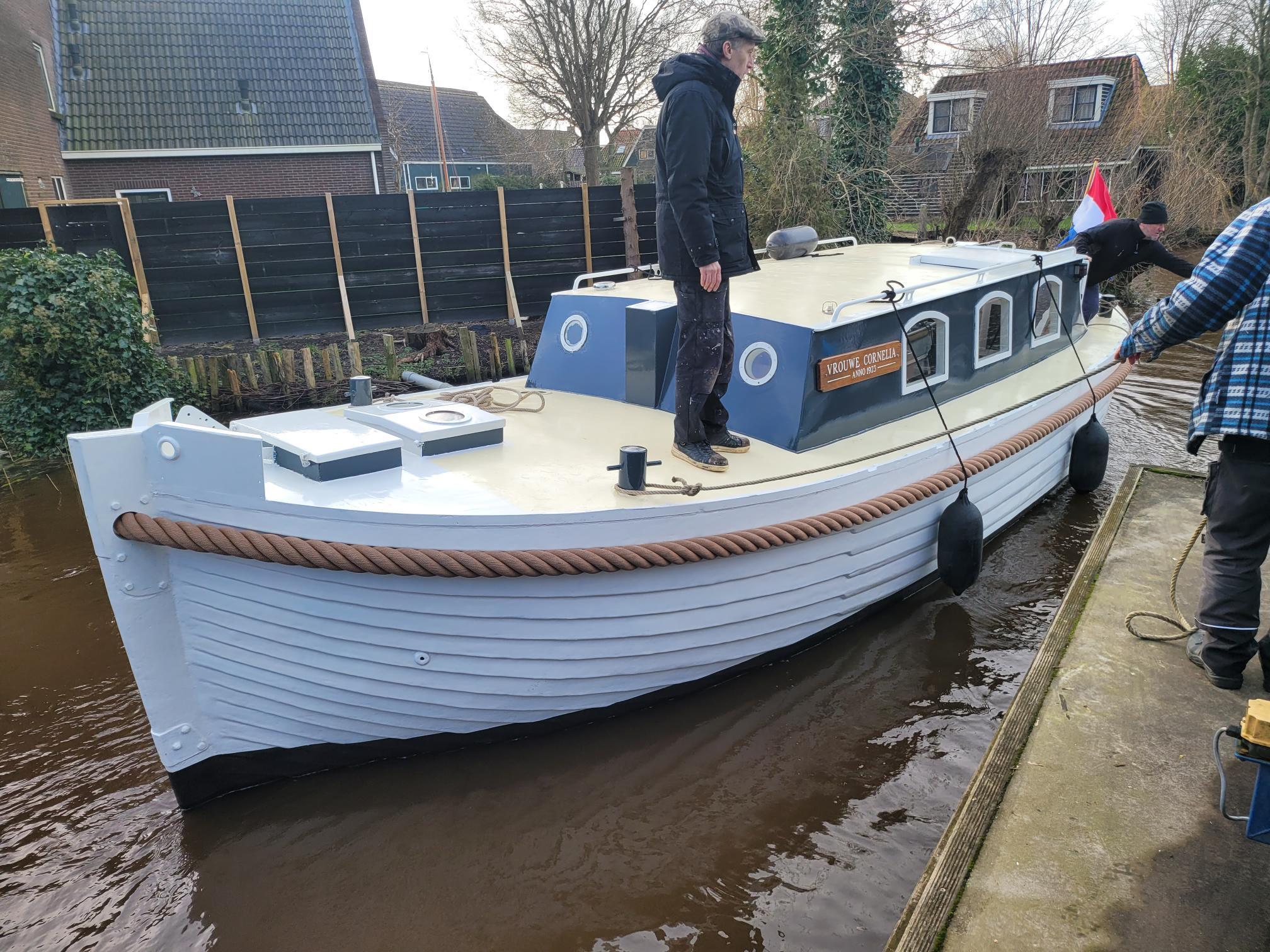Cabin sloep van 9.7 mtr met 4 cil. dieselmotor geheel gerefit
