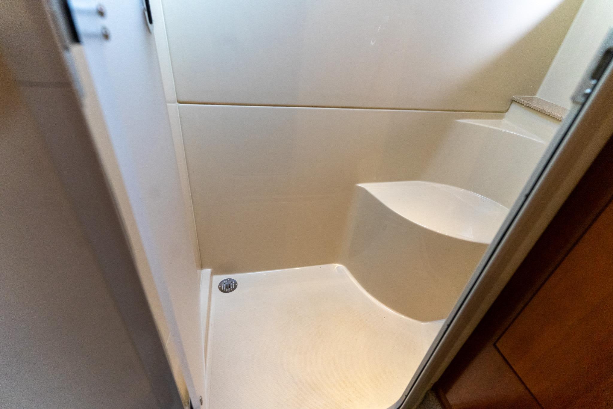 Cruisers Yachts 415 Express Motoryacht — foto 31 van 100