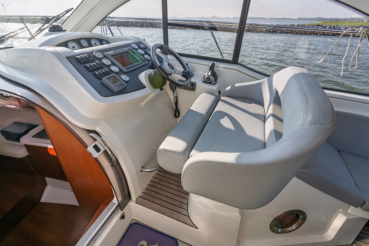 Goed onderhouden sportieve motorboot — foto 20 van 55