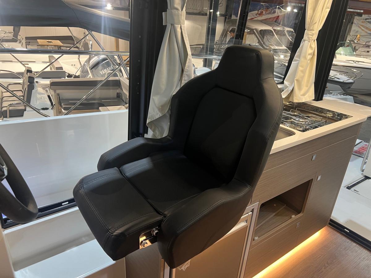 Jeanneau Merry Fisher 895 serie 2. Dit schip is aanwezig op de Yamaha stand van hiswa te water 2026. — foto 37 van 48