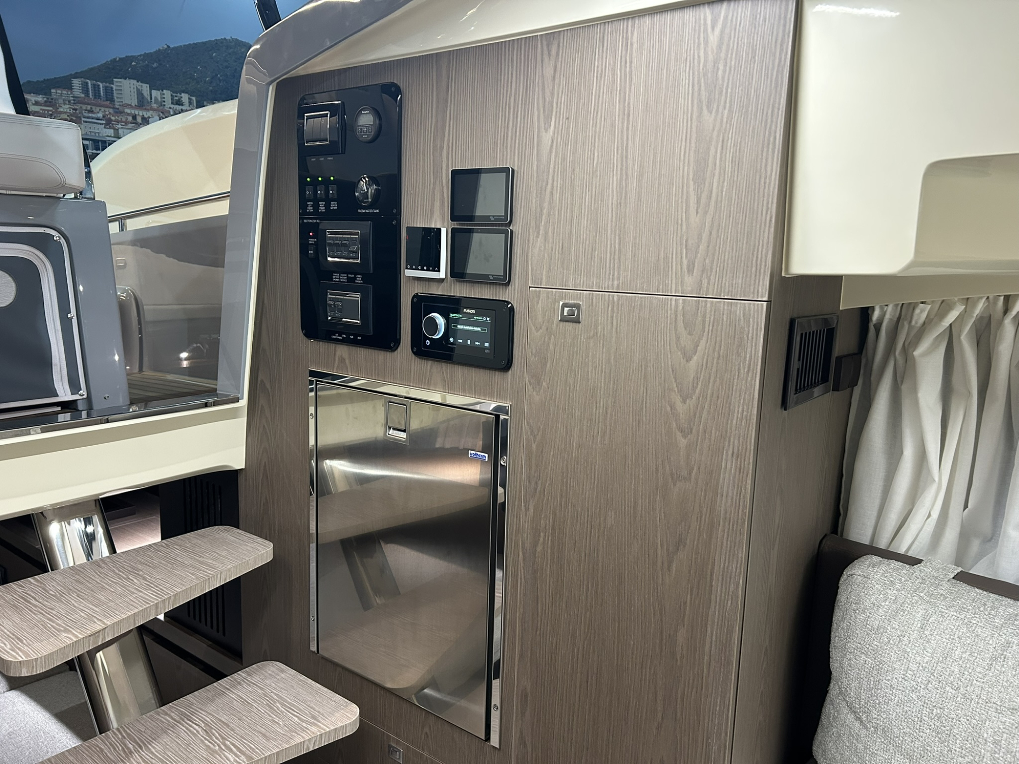 Invictus yachts Invictus 320 GT met 2 x Mercruiser 270 pk diesel van 2024! — foto 16 van 18