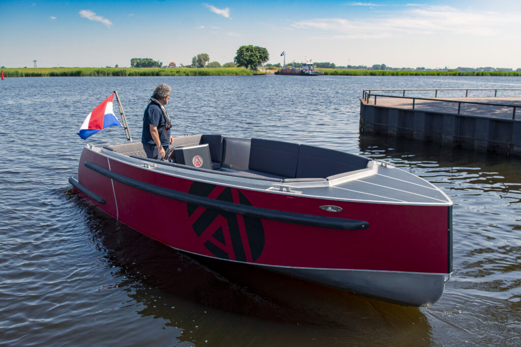 AluShip TNDR 670 — foto 2 van 7
