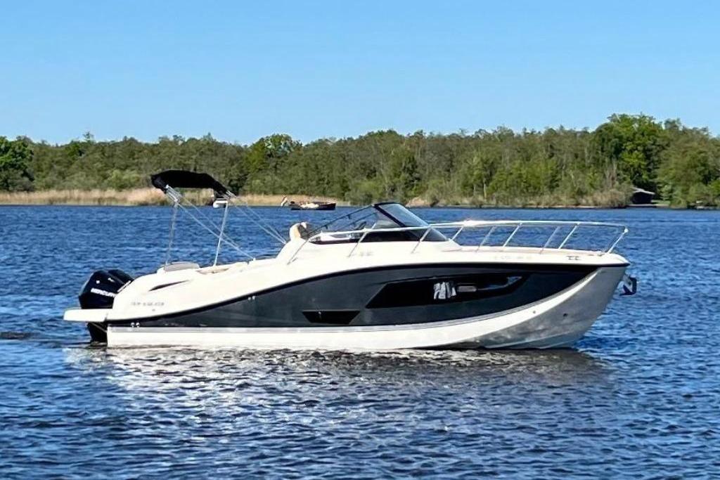 Quicksilver Activ 875 Sundeck