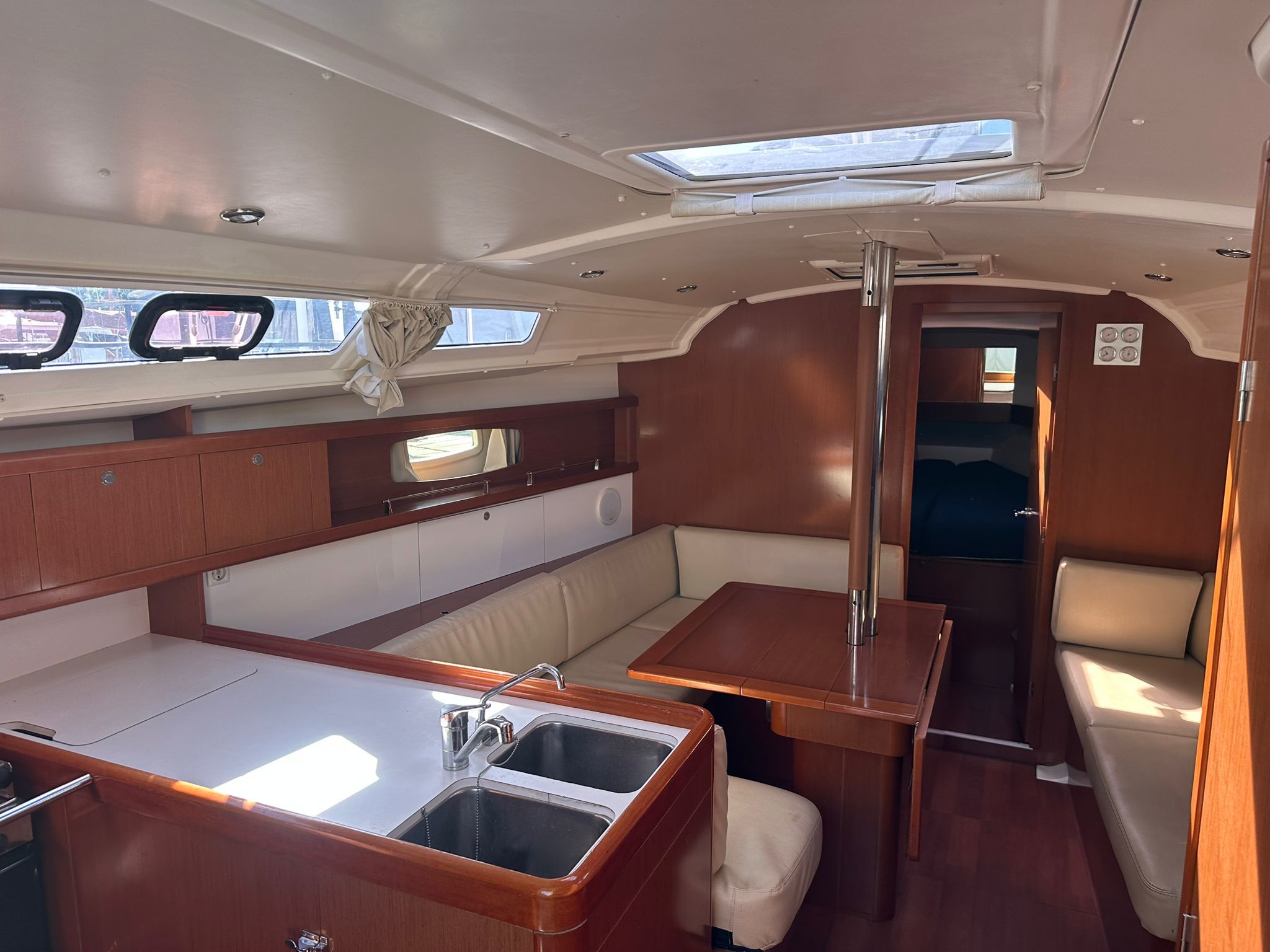 Beneteau Oceanis 37 — foto 10 van 36