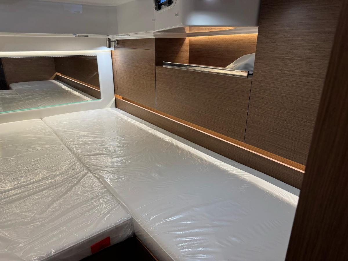 Jeanneau Cap Camarat 10.5 WA S2 op voorraad. Dit schip is aanwezig op de yamaha stand van hiswa te water 2026. — foto 32 van 35