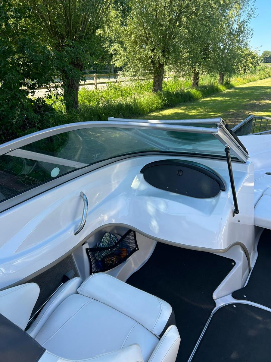 Four Winns H180 Bowrider outboard — foto 16 van 28