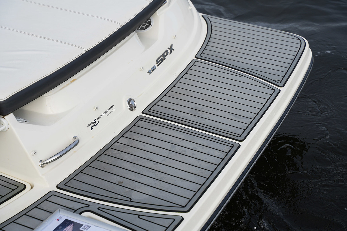 Sea Ray 19 SPX — foto 16 van 36