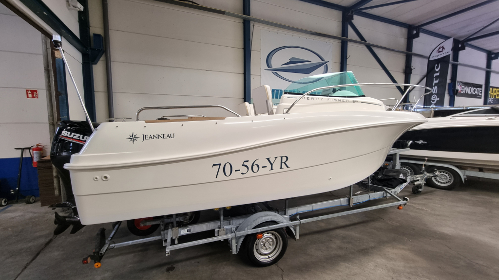 Jeanneau Merry Fisher 585 met Suzuki DF90A en trailer — foto 7 van 19
