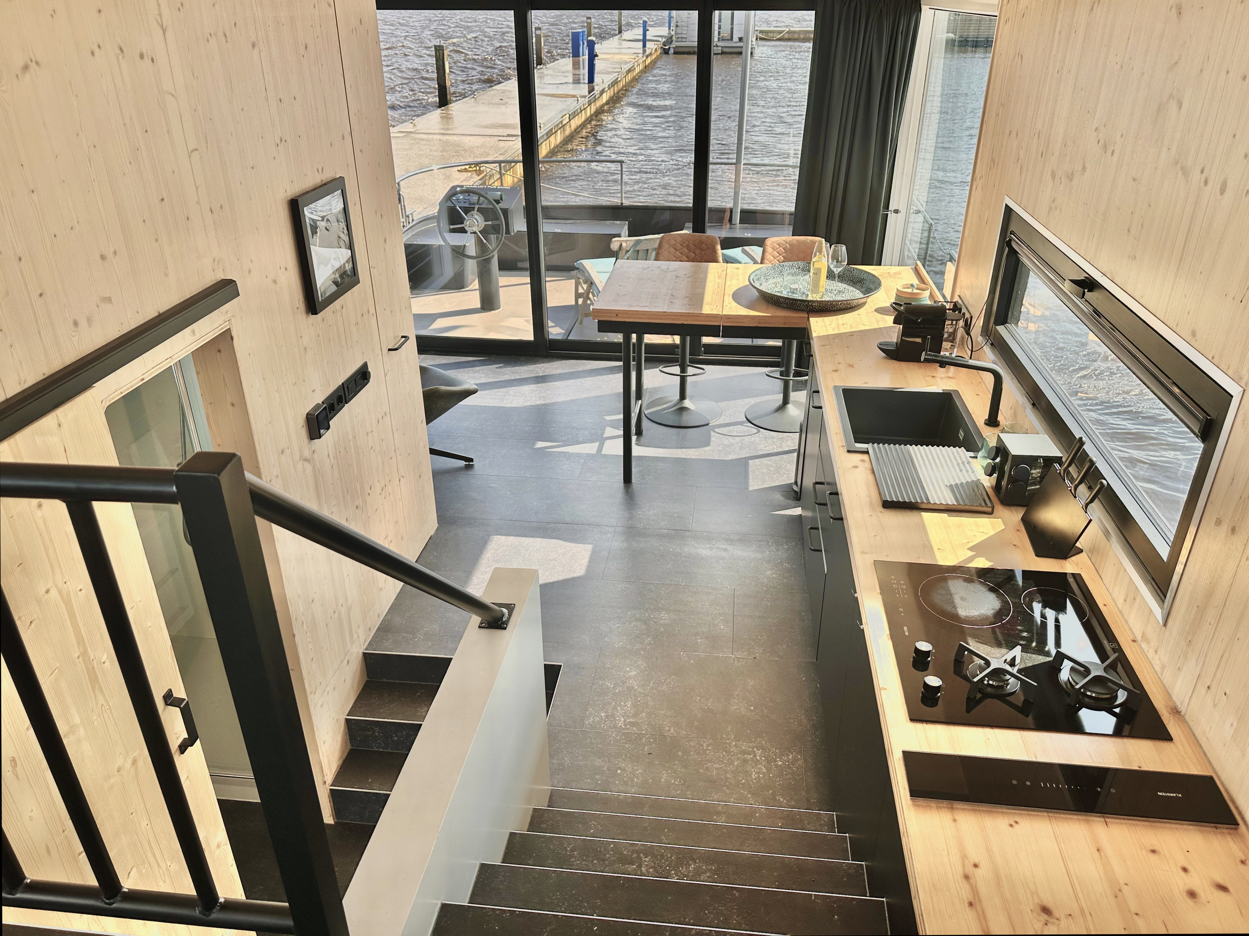 HOMESHIP VaarLoft Volledig Elektrische Houseboat — foto 17 van 60