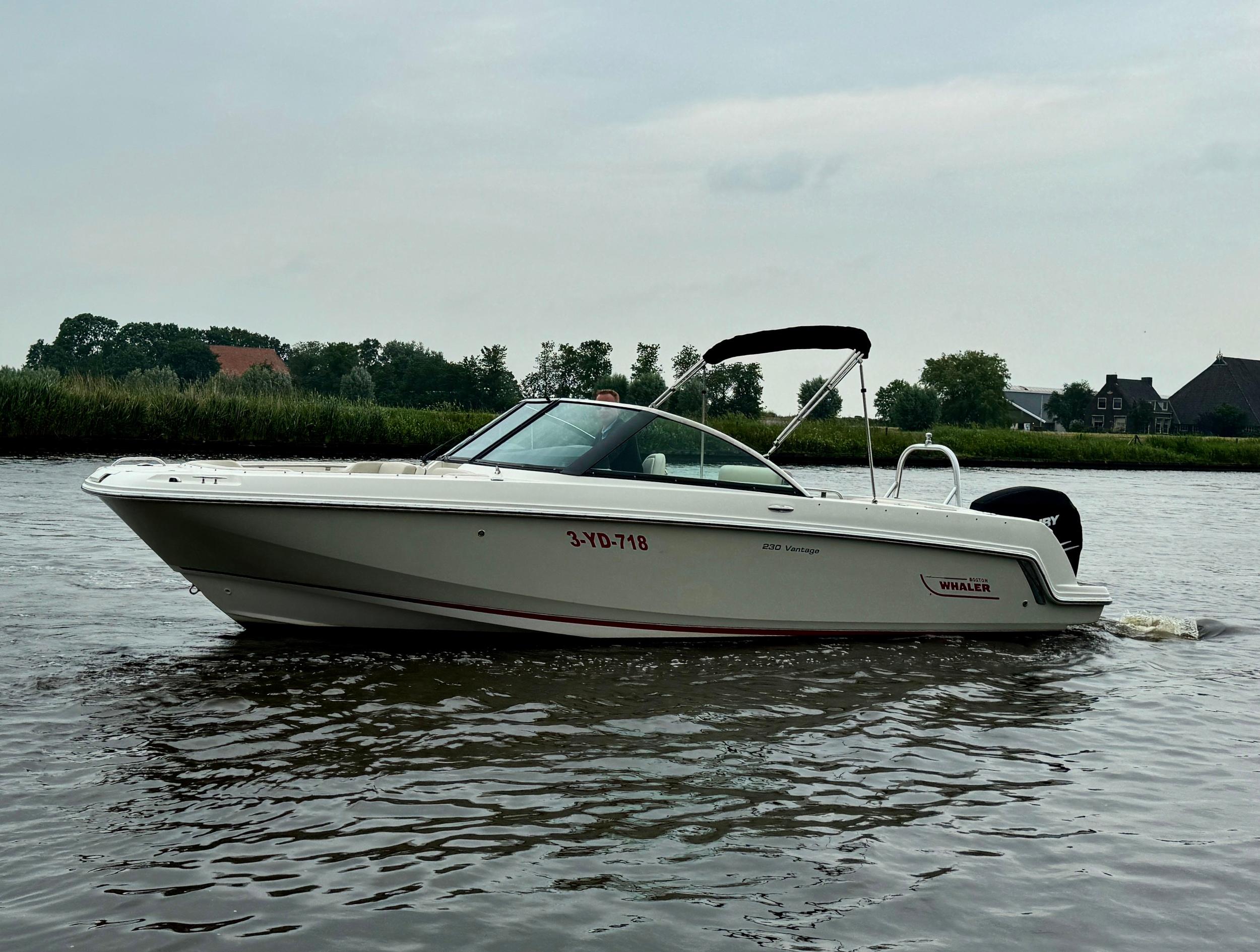 Boston Whaler 230 Vantage — foto 1 van 37