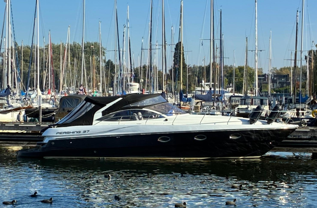 Pershing 37