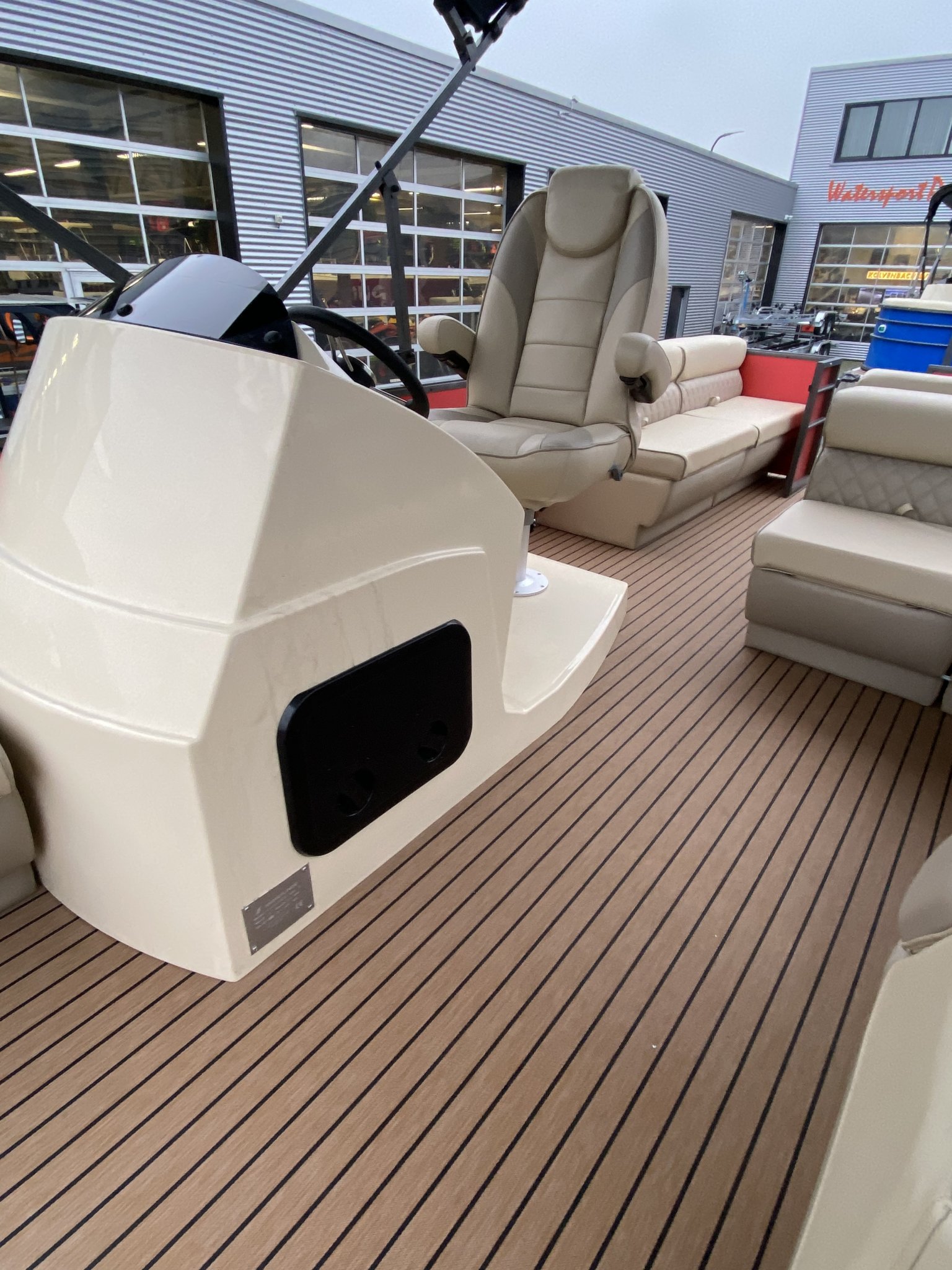 Pontoonboot 25FT 3-Tubes Red — foto 17 van 19