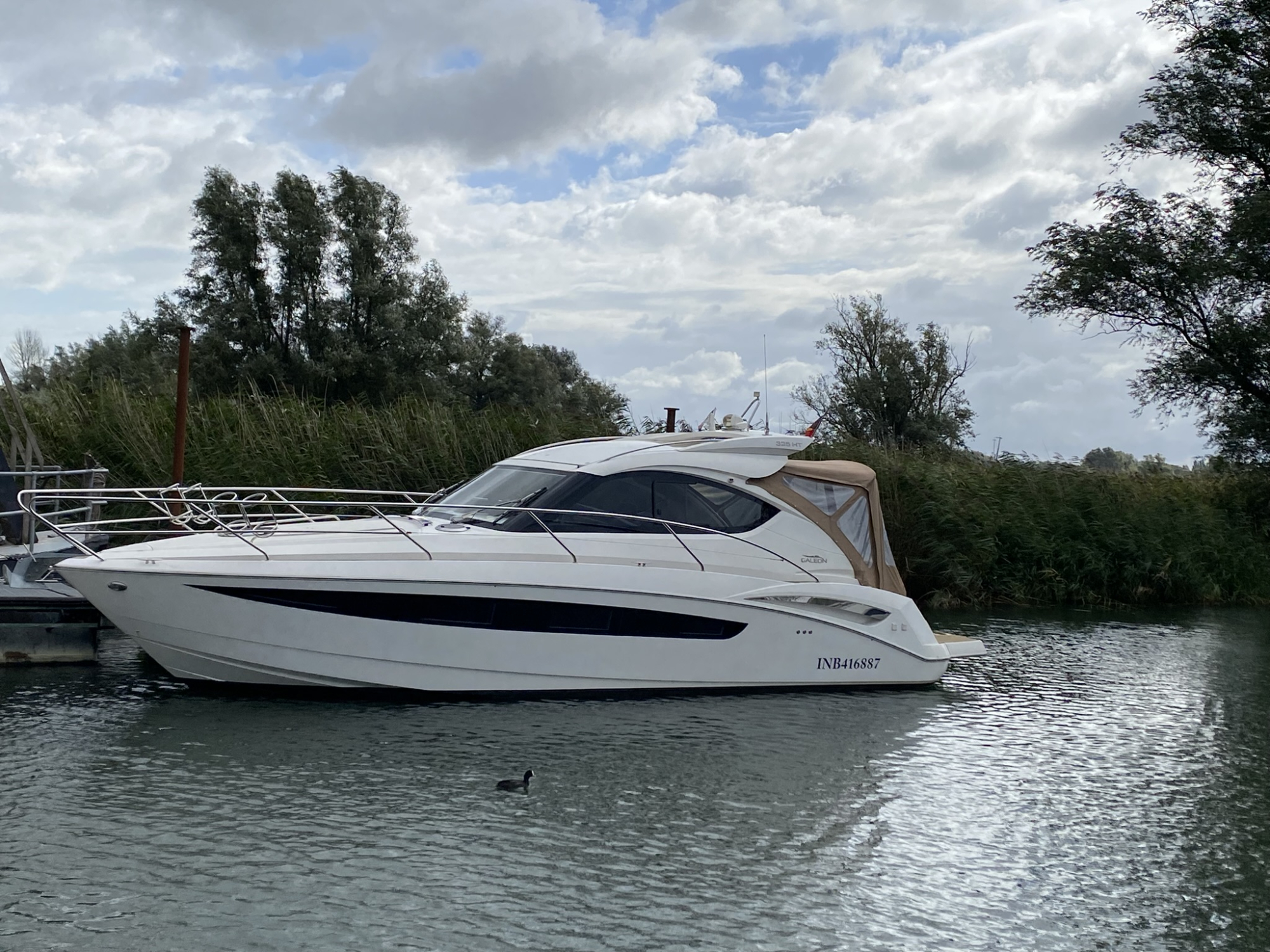 Galeon Yachts Galeon 325 HTS met 2 x Mercruiser 4.5l MPI 250 pk - Bouwjaar 2017 — foto 1 van 23