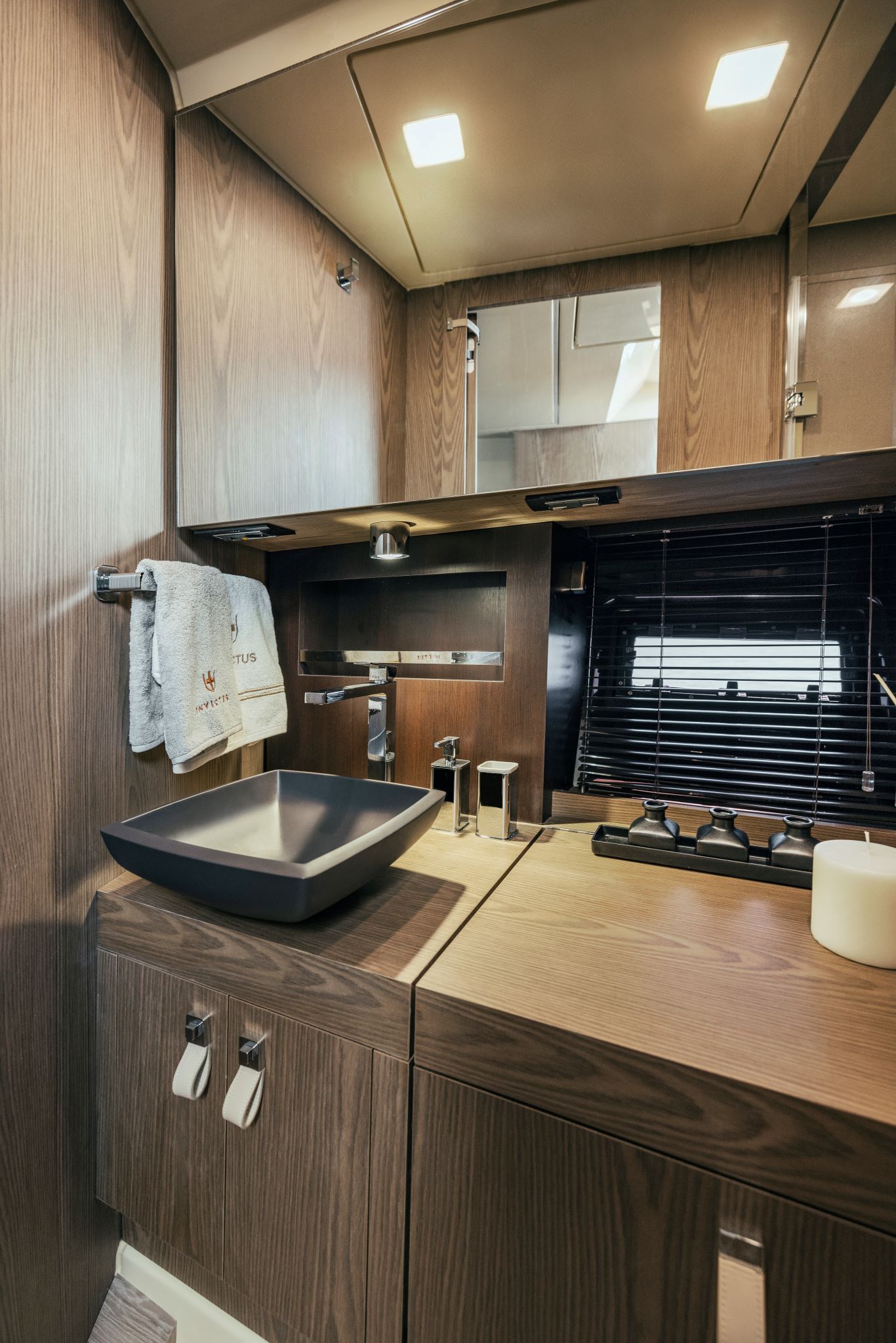 Invictus yachts Invictus 420 TT — foto 18 van 22