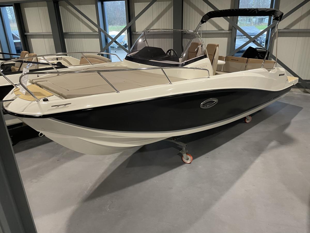 Quicksilver 675 Sundeck