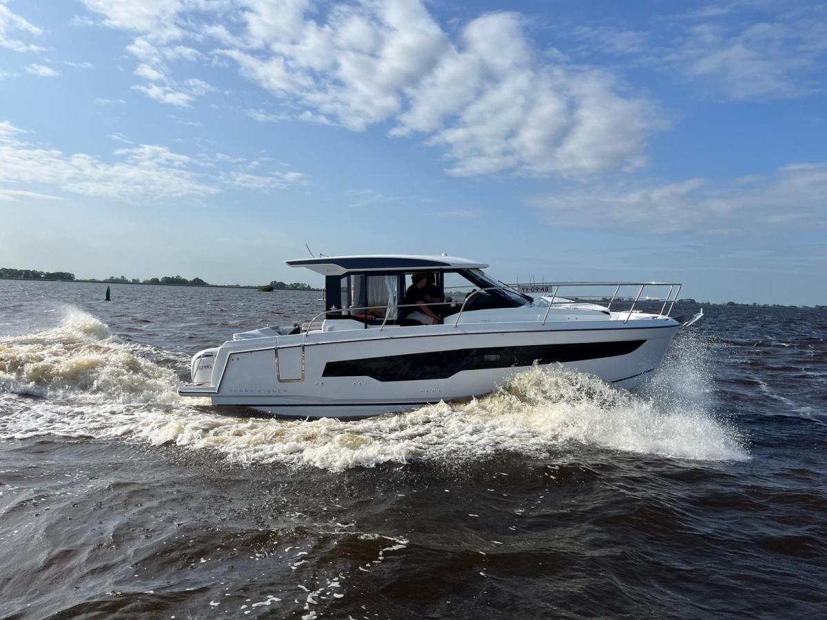 Jeanneau Merry Fisher 895 serie 2. Dit schip is aanwezig op de Yamaha stand van hiswa te water 2026. — foto 21 van 48