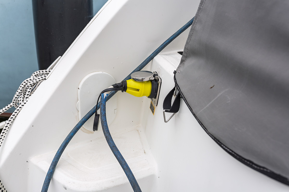 Goed onderhouden sportieve motorboot — foto 35 van 55