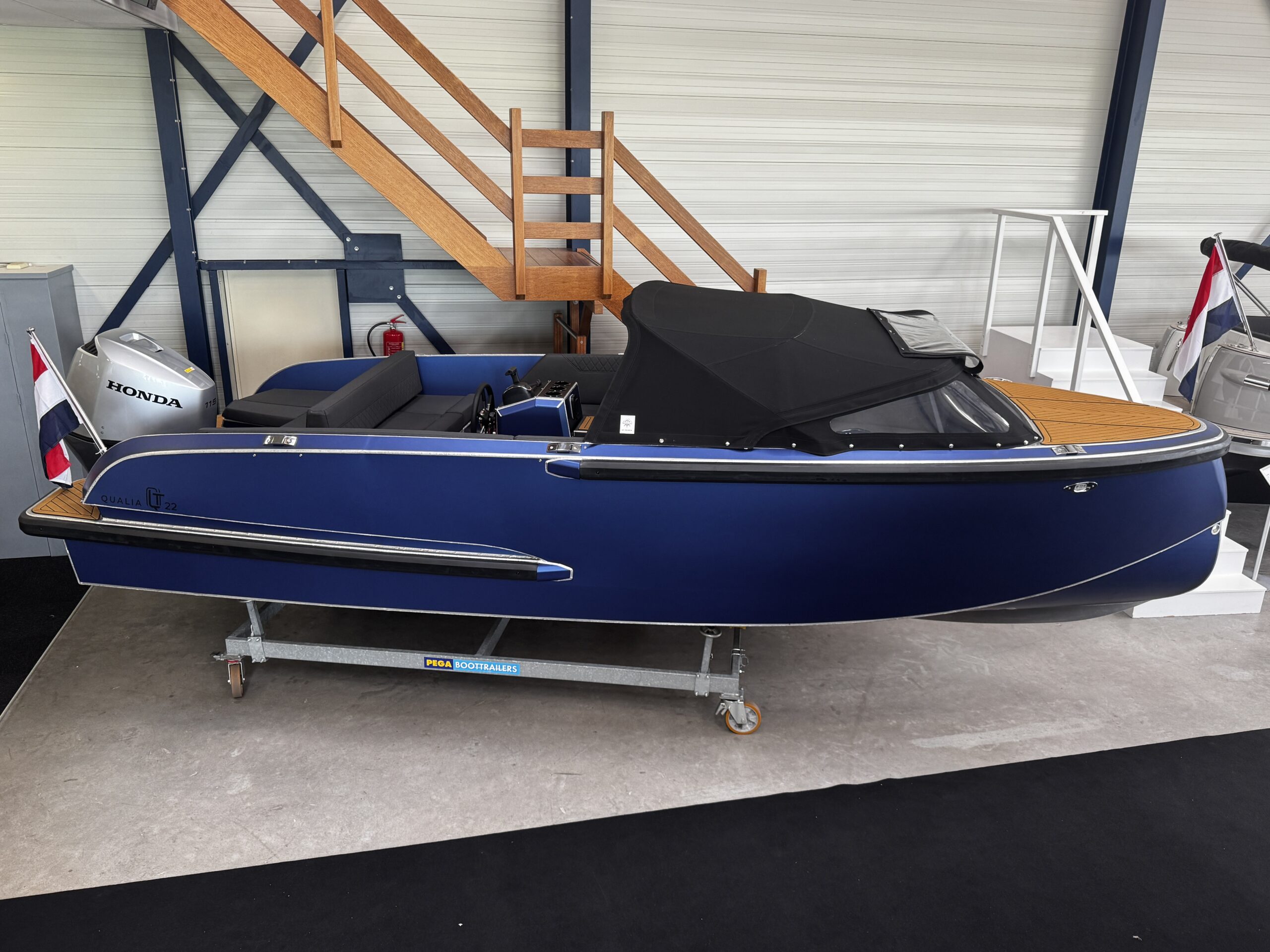 Qualia QT 22 Outboard — foto 1 van 28