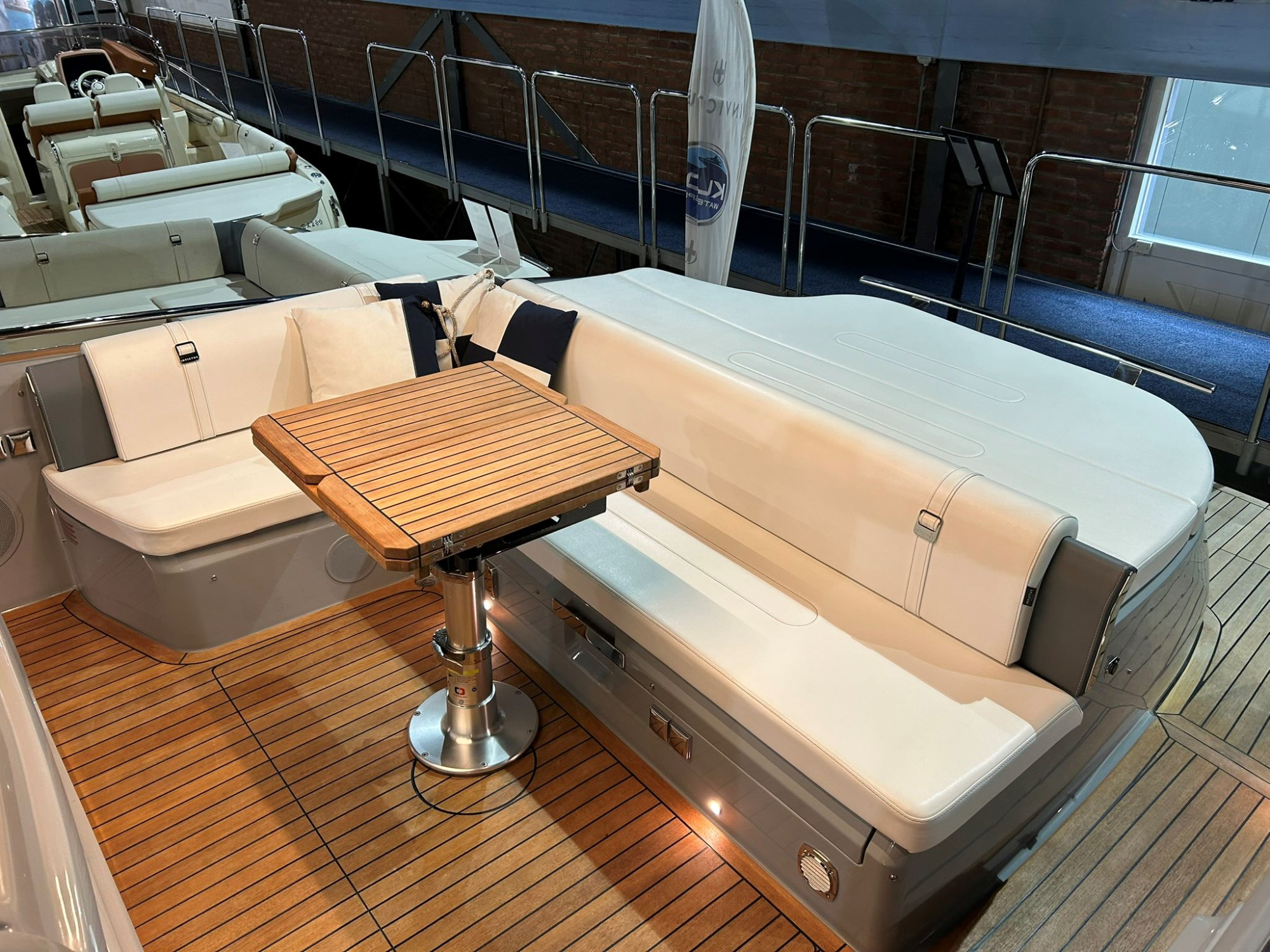 Invictus yachts Invictus 320 GT met 2 x Mercruiser 270 pk diesel van 2024! — foto 7 van 18