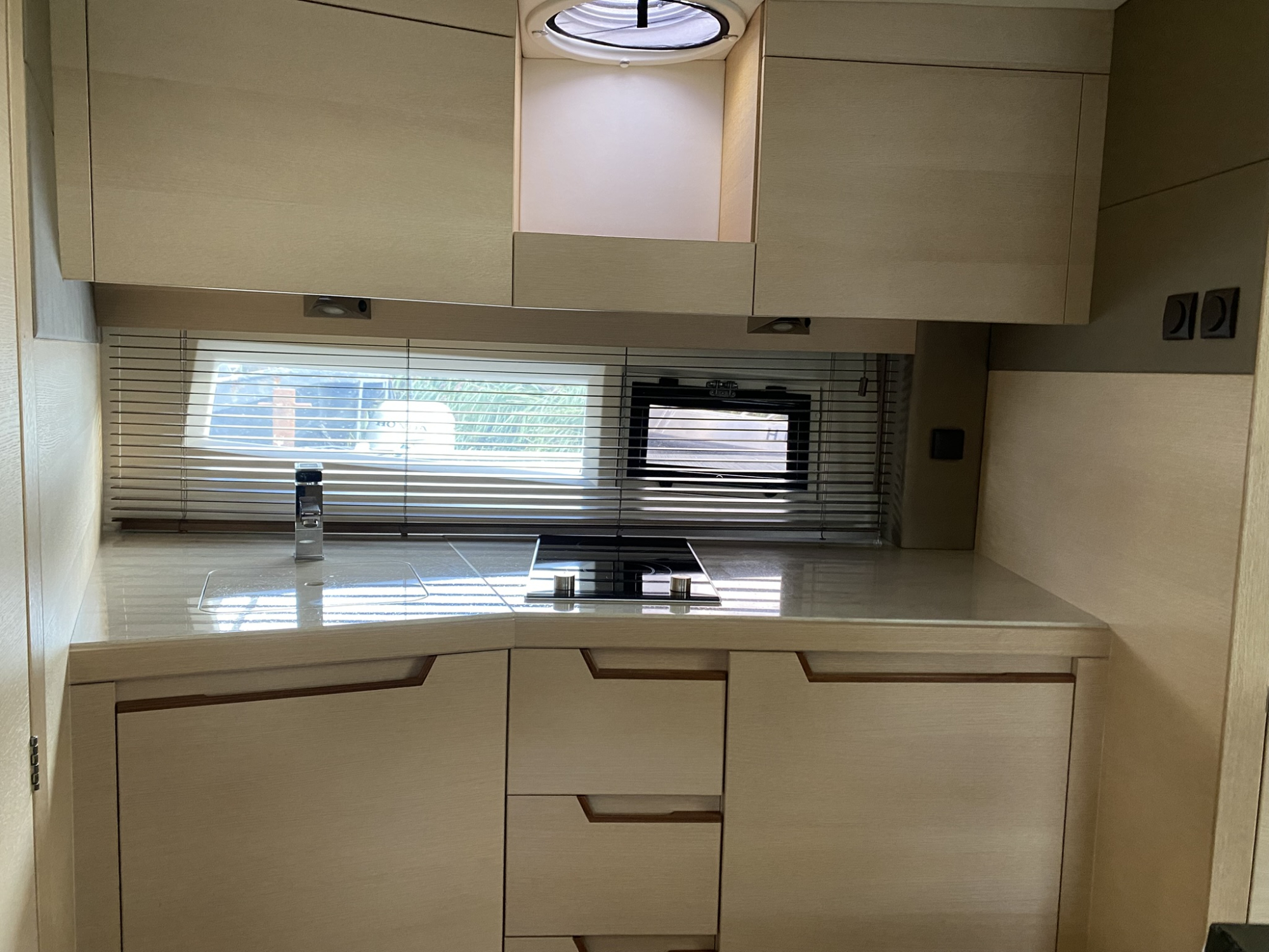 Galeon Yachts Galeon 325 HTS met 2 x Mercruiser 4.5l MPI 250 pk - Bouwjaar 2017 — foto 12 van 23