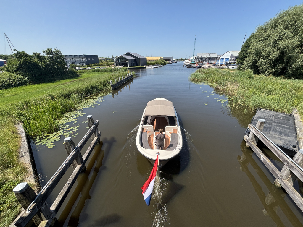 Stil Sloep (cabin) 9.30   15 Kw Elek. met toilet achter deur — foto 3 van 11