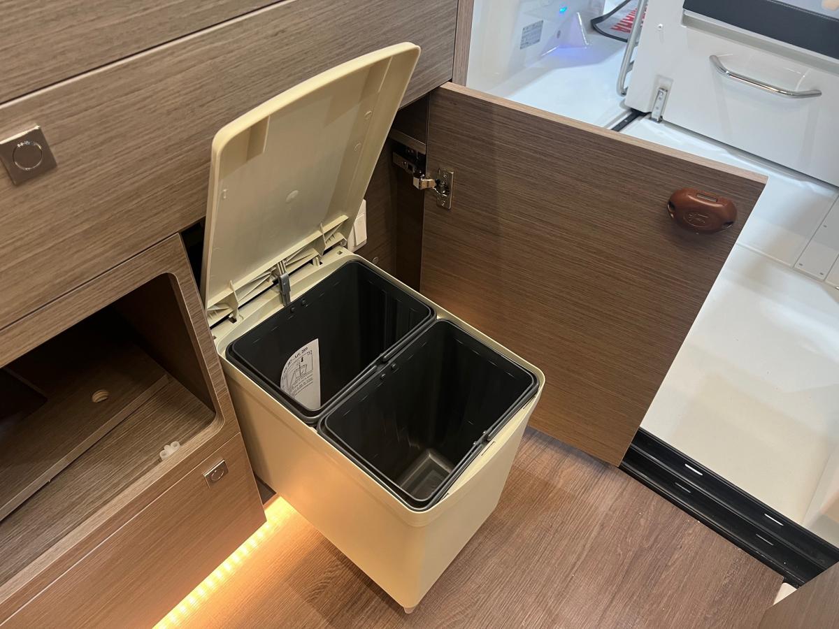 Jeanneau Merry Fisher 895 serie 2. Dit schip is aanwezig op de Yamaha stand van hiswa te water 2026. — foto 33 van 48