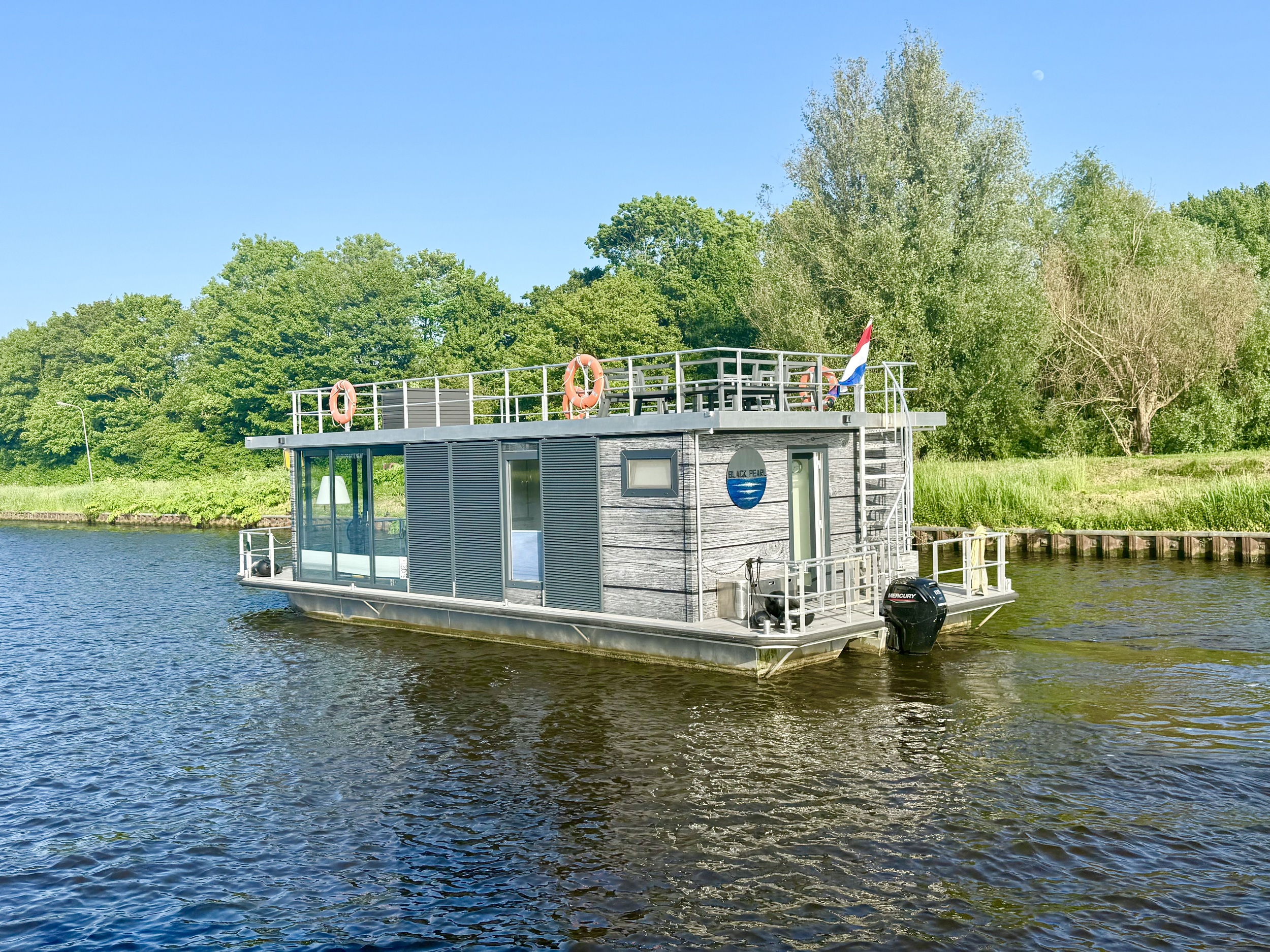 VaarAppartement 'Black Pearl' Royaal Varende Houseboat XL — foto 1 van 33