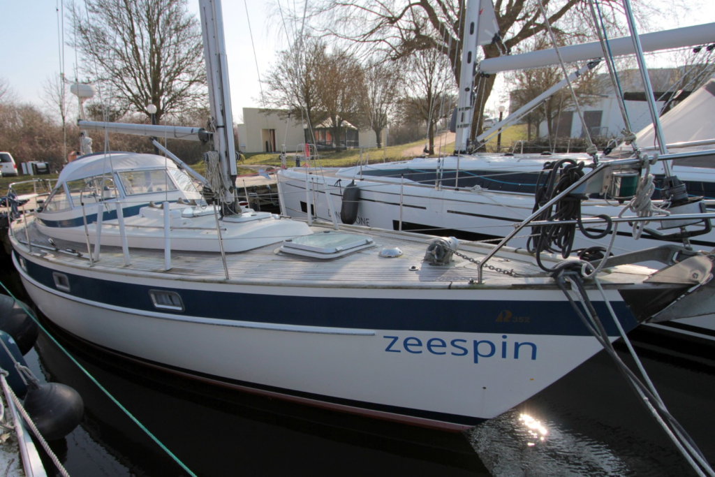 Hallberg rassy 352