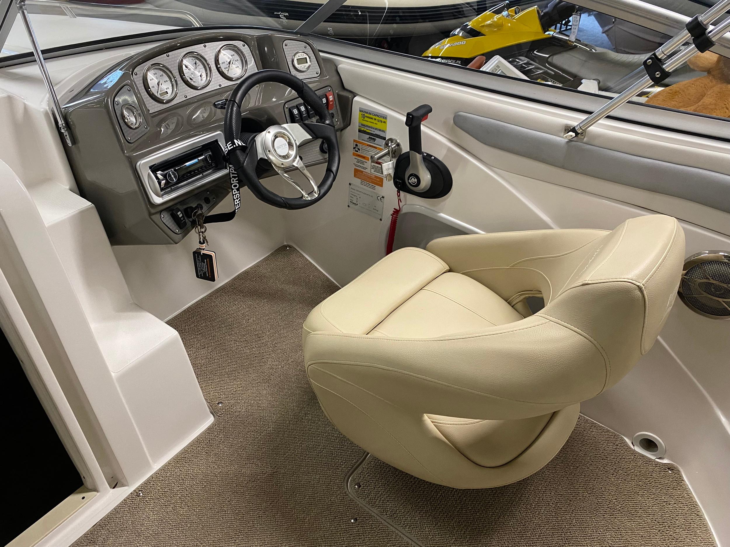 Rinker 220 Captiva MTX Cuddy — foto 11 van 13