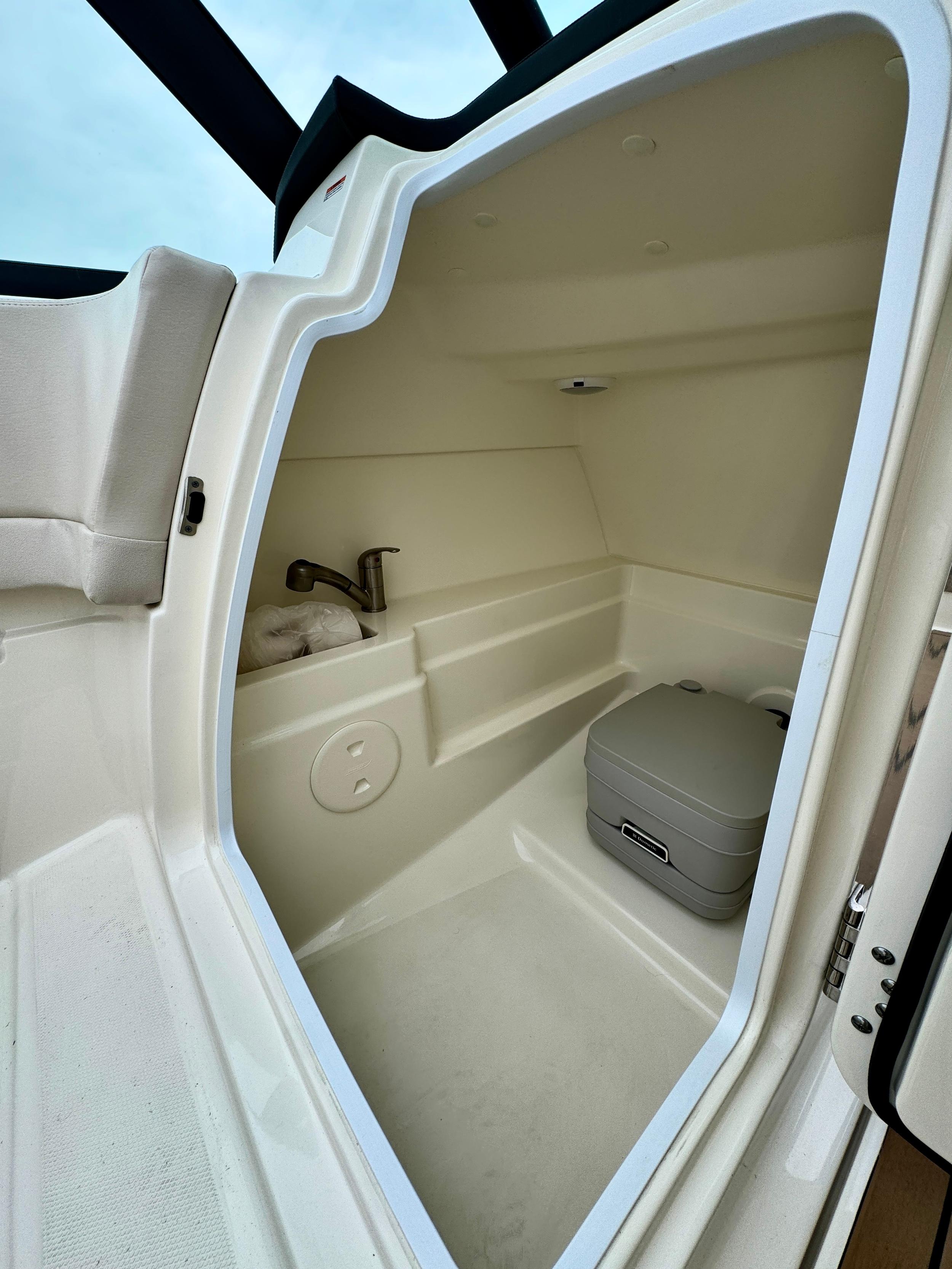 Boston Whaler 230 Vantage — foto 19 van 37