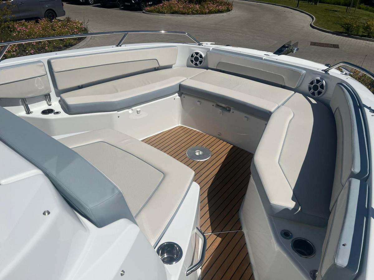 Jeanneau Cap Camarat 9.0CC S2 nieuw model! Dit schip is aanwezig op de Yamaha stand van hiswa te water 2026. — foto 21 van 33
