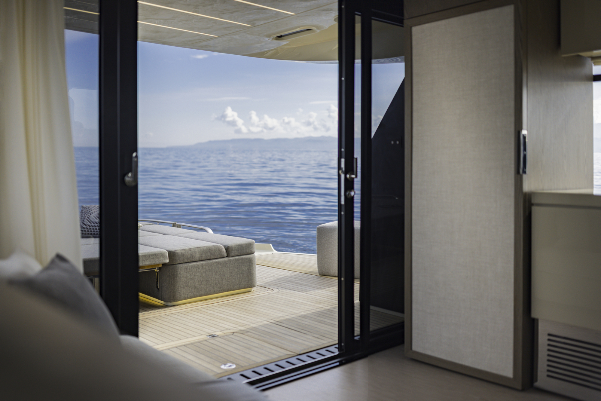 Invictus yachts Invictus ST550 met 2x 950 pk Volvo IPS direct leverbaar — foto 7 van 28