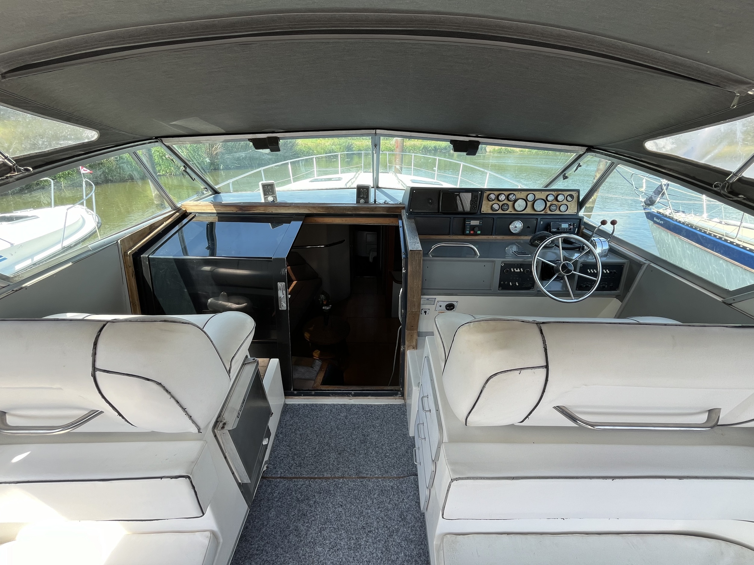 Sea Ray 390 Express Cruiser — foto 7 van 43