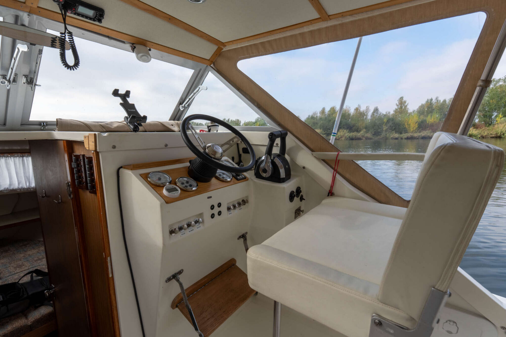 Bertram 25 Express Cruiser — foto 11 van 28